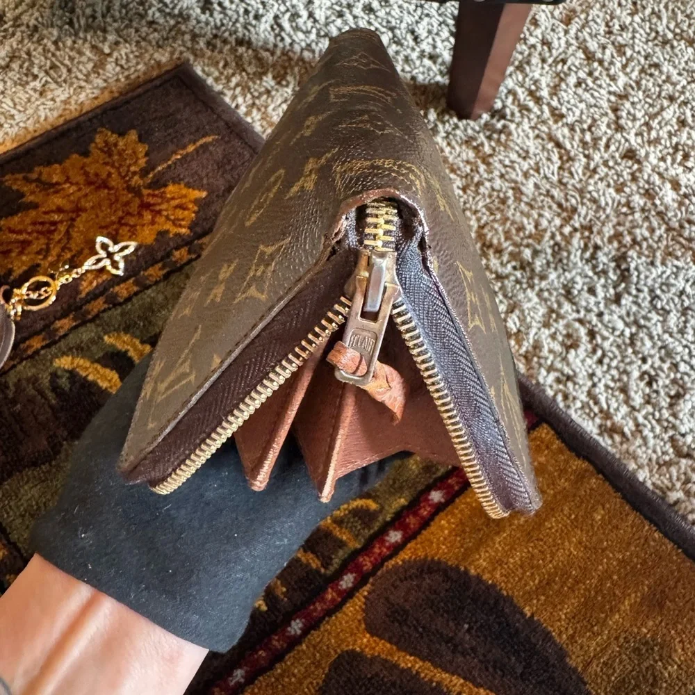 Louis Vuitton monogram full zip Preloved wallet & unbranded, charm, and chain - Picture 10 of 15